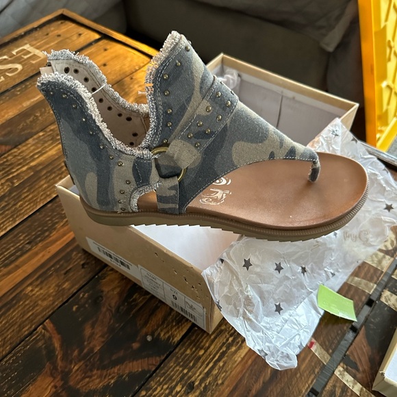 Brand new in the box Very G Journey Camo sandals. Size 9 - Picture 2 of 3
